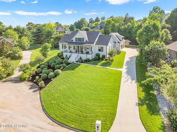 3rd image of 607 Fox Dale Ln
