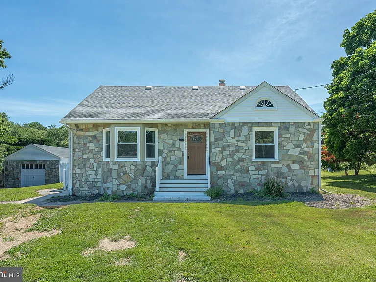 75 Reeder Ave — Photo 2