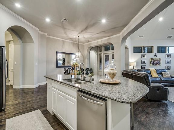 3rd image of 180 Kingsbury Ln