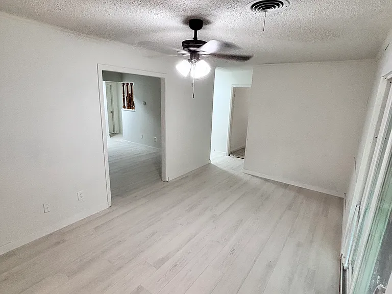 1400 Milmo Dr — Photo 5