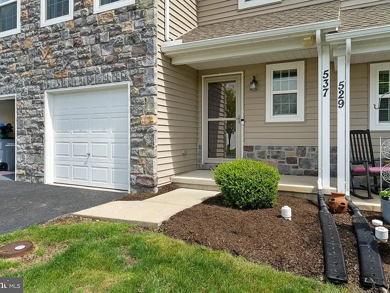 537 Brookwood Dr — Photo 2