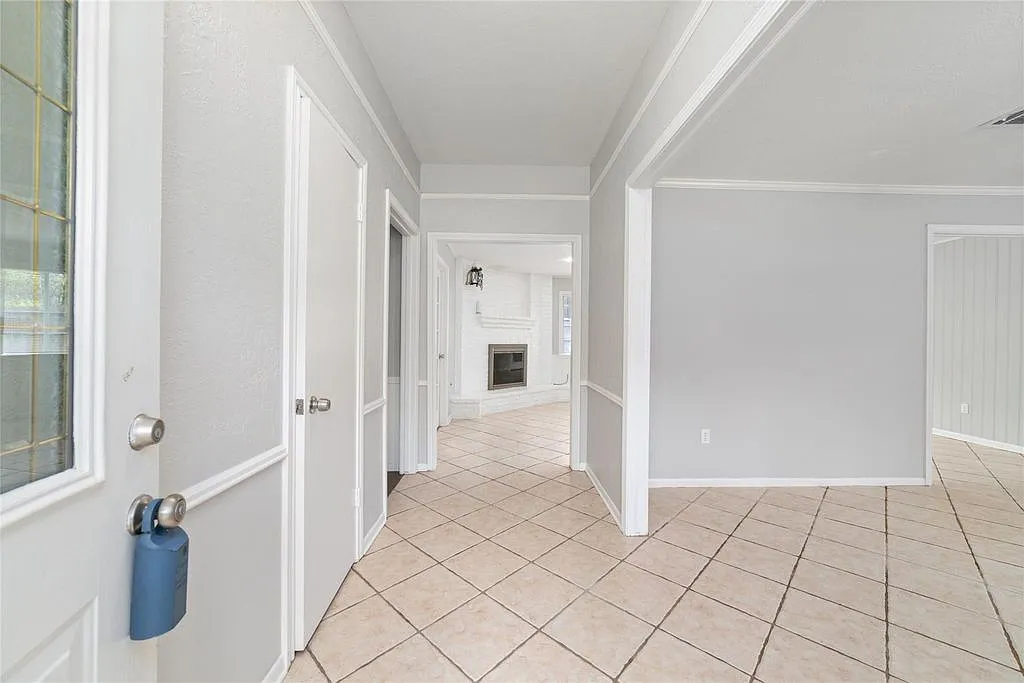 4 bed, 2200 sqft, $2,400 — Photo 2