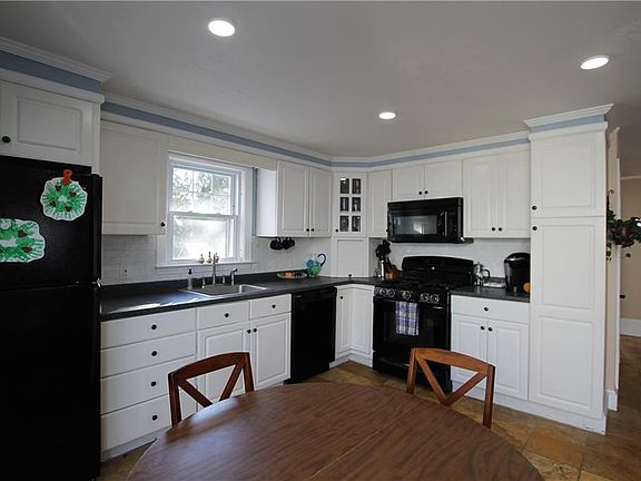 4th image of 64 Anoka Ave