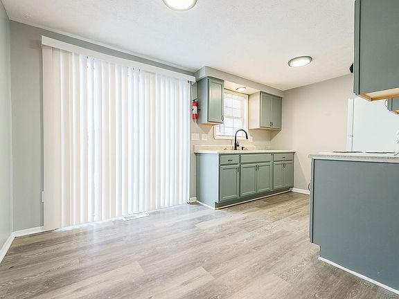 5th image of 100 Heritage Cir #122