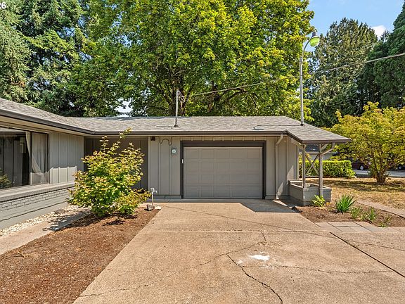 3rd image of 805 Kelly Ln