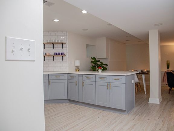4th image of 5917 N Winthrop Ave #B
