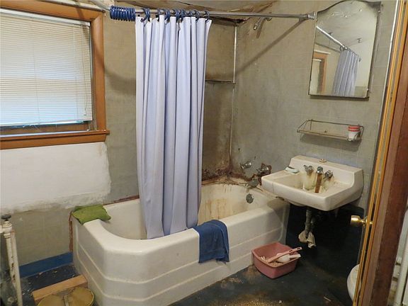 3rd image of 1186 N Railroad Street