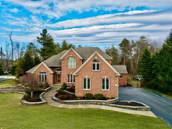 6 Woodthrush Trl, Orchard Park, NY 14127