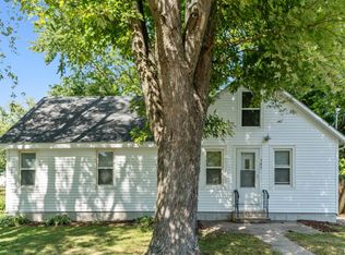 305 4th St, Hampton, IL 61256