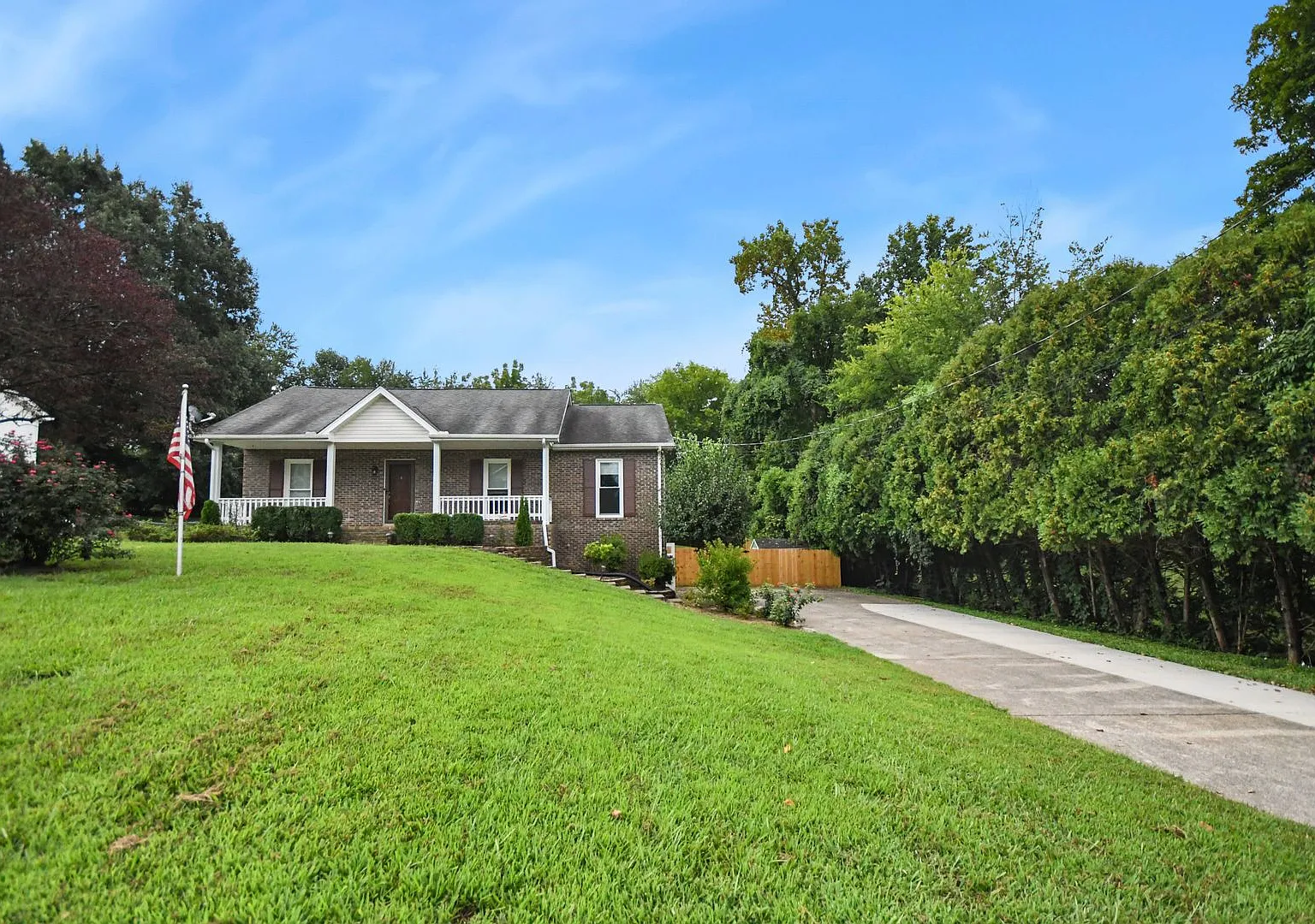 Pet Friendly Three Bedroom with Basement! — Photo 1