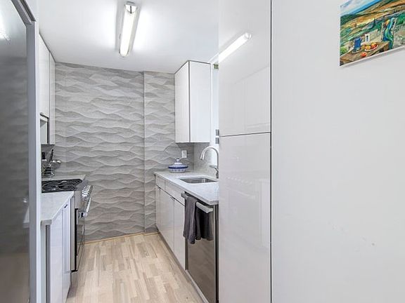 3rd image of 322 W 57th St APT 17C