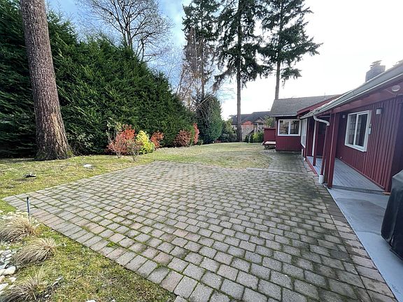 3rd image of 520 96th Ave NE