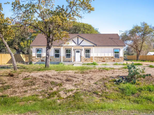 4511 Starbuck Dr, Elmendorf, TX 78112