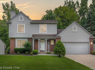 7325 Breeze Ln, Waterford, MI 48327