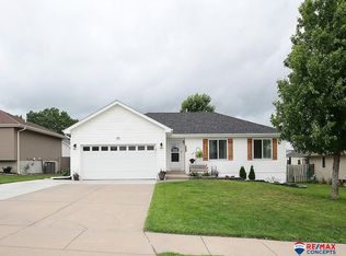 725 Sunflower Dr, Hickman, NE 68372