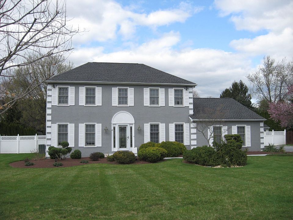 Beautiful Center Halll Colonial