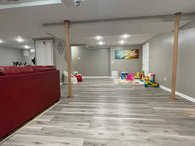 1027 Congress Dr — Photo 32