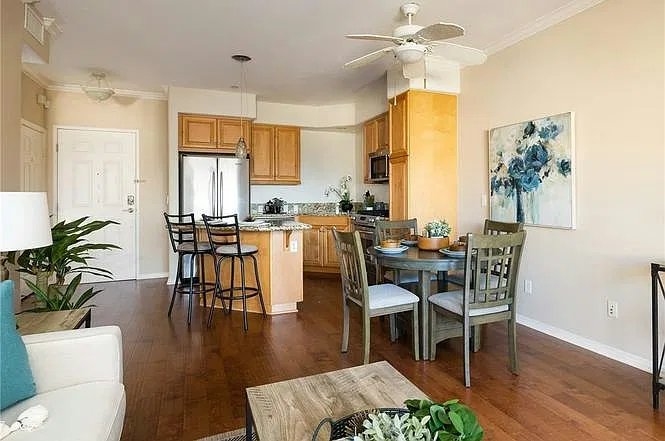 21345 Hawthorne Blvd — Photo 2