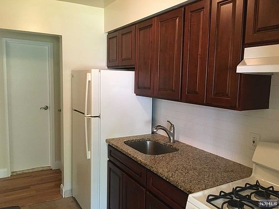 5th image of 704 Washington Dr