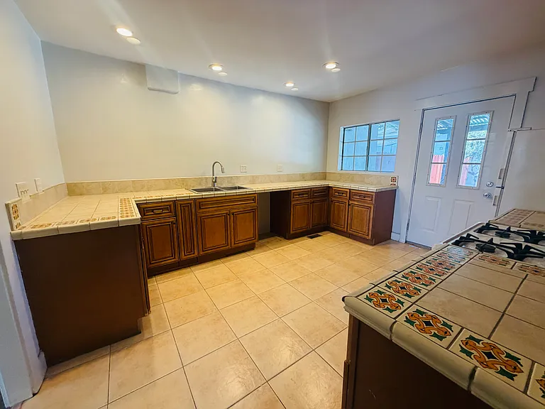 320 W 19th St — Photo 12