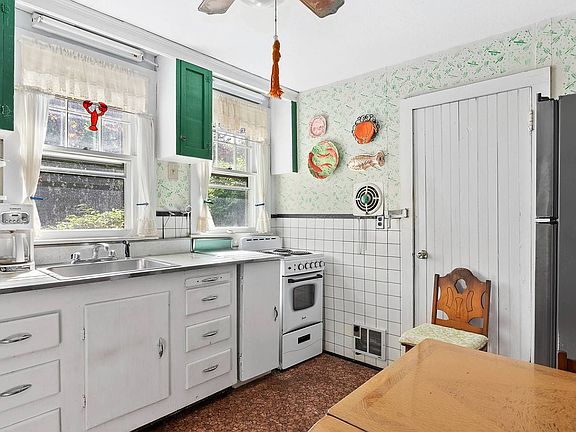 4th image of 26 Bay Ave