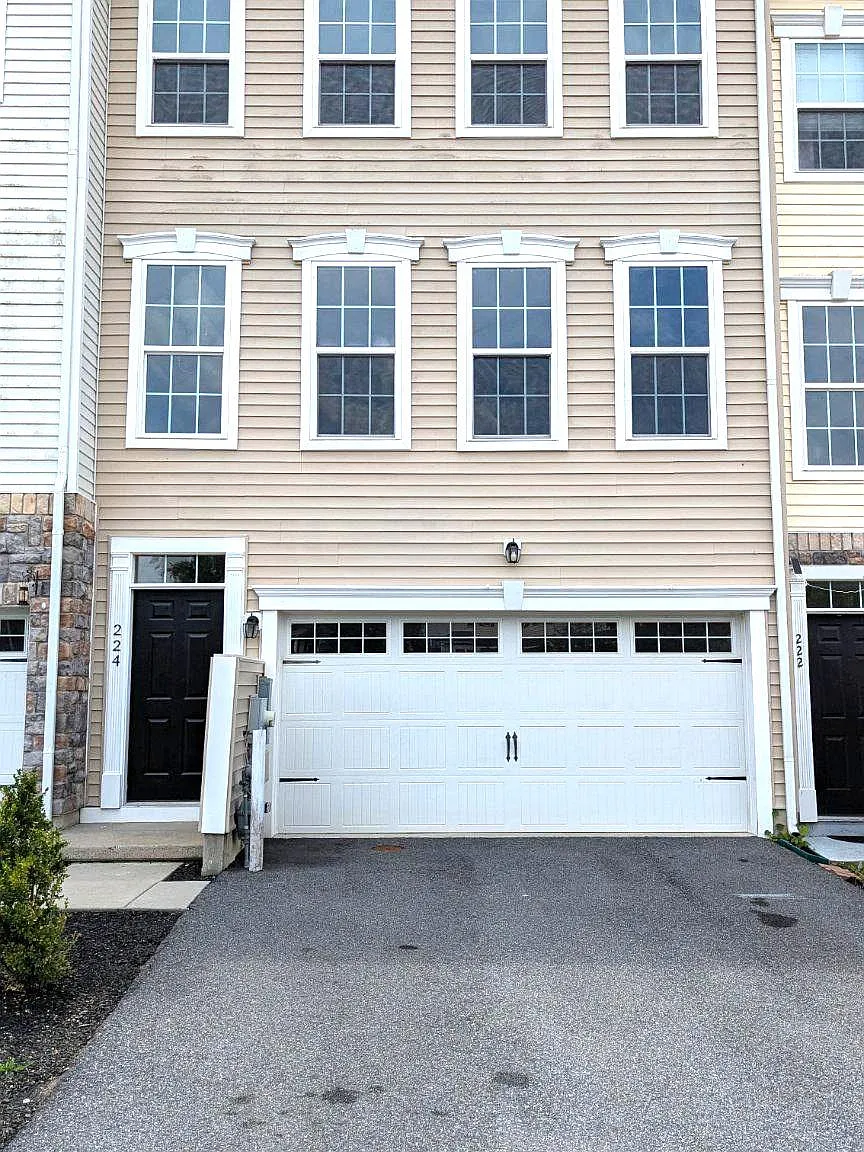 3 bed, 3.5 bath, 2275 sqft, $2,800 — Photo 2