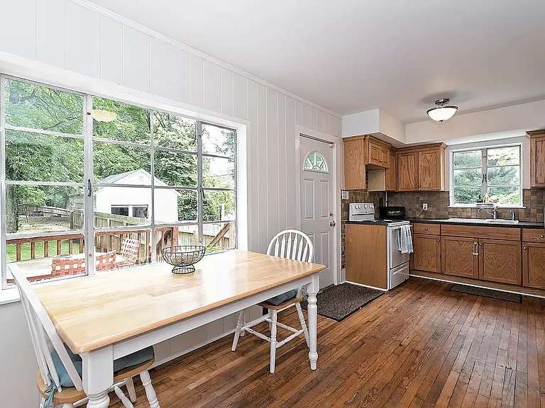 1118 Skyview Rd — Photo 4
