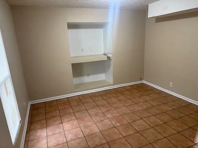 3 bed, 1.5 bath, 1061 sqft, $1,400 — Photo 3