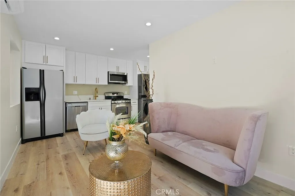1 bed, 400 sqft, $1,950 — Photo 1