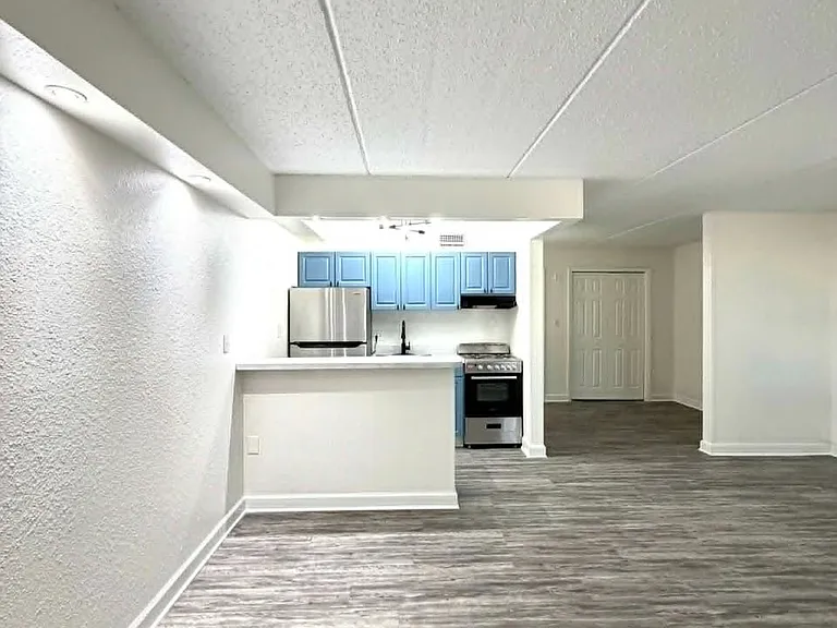 WestShore Apartments — Photo 16