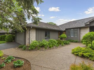916 N Highview Cir, Mendota Heights, MN 55118