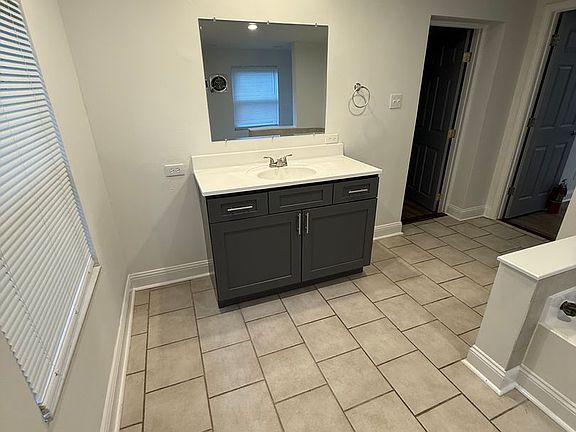 5th image of 325 Mayo St