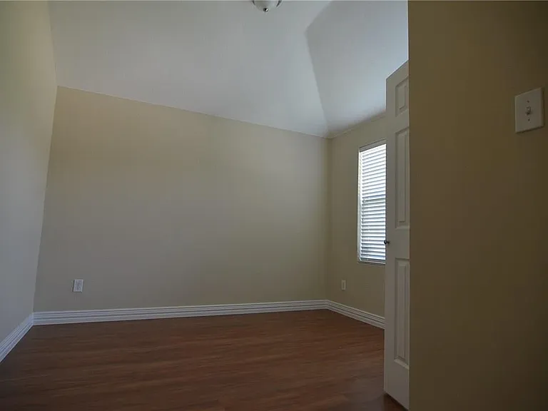 913 Fleming St — Photo 11