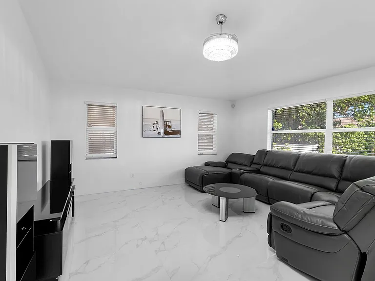1131 SW 47th St — Photo 15