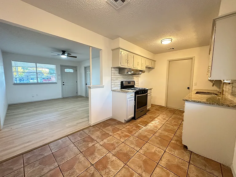 817 NW 9th St — Photo 6