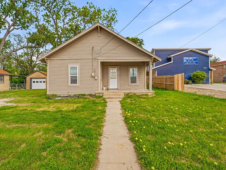 1287 W Frey St — Photo 2