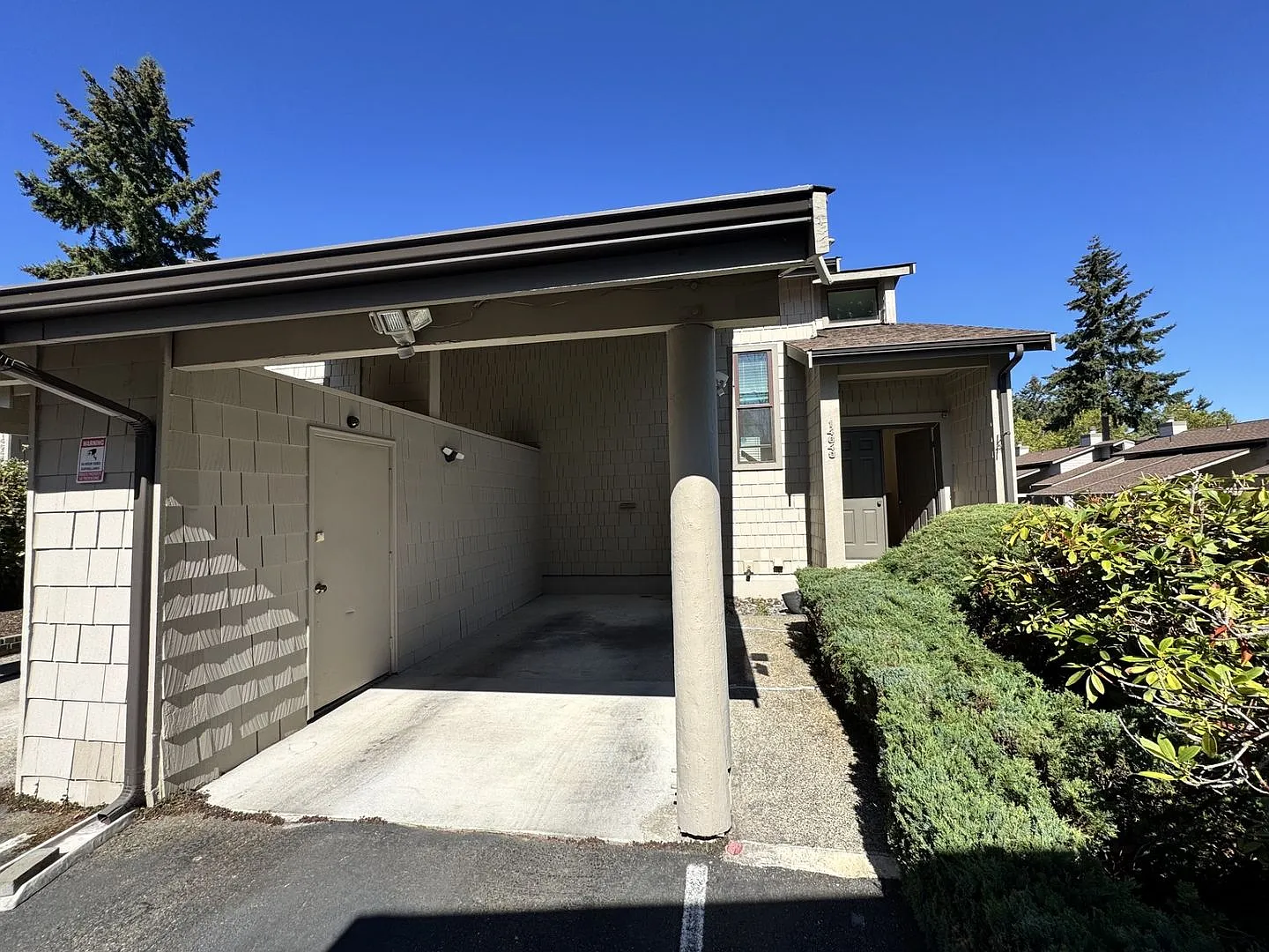 Quiet and cozy 2 bed 2 bath town home in Bellevue — Photo 1