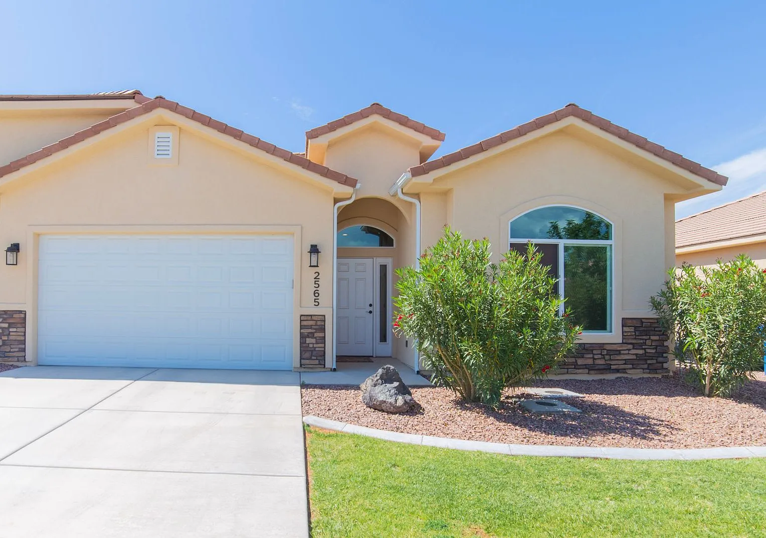 8 Month Lease - Townhome in Sky Ridge — Photo 1