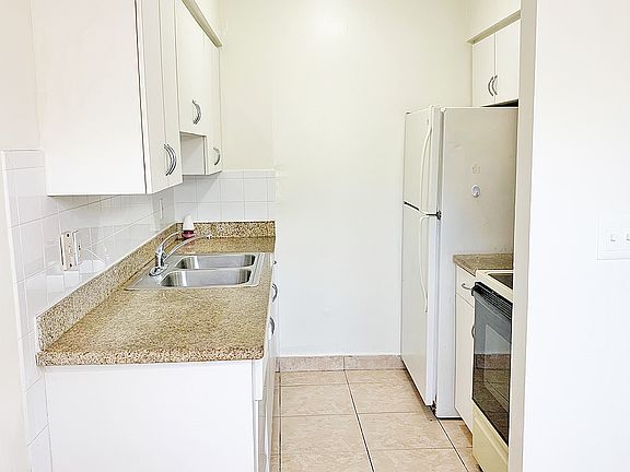 2nd image of 100 SW 10th St APT 202