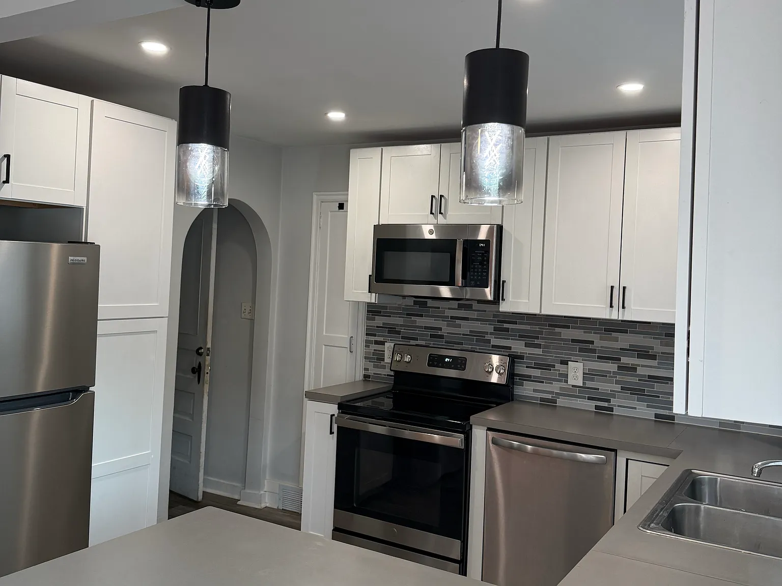 2 bed, 864 sqft, $1,700 — Photo 1