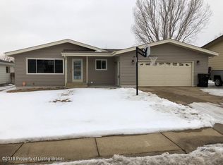 863 Elm Ave, Dickinson, ND 58601