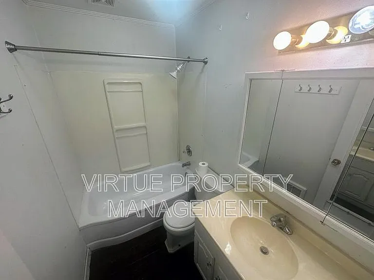 1104 5th St — Photo 8