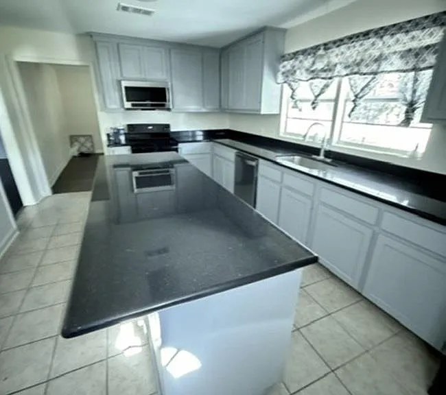 202 Leslie St — Photo 4