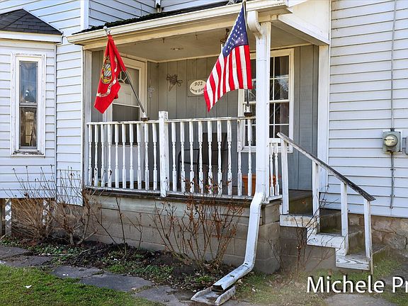 3rd image of 902 S Hayes St