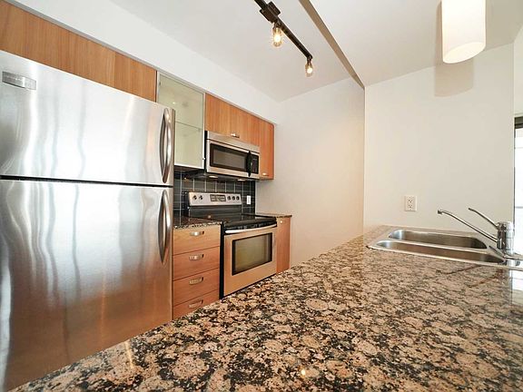 5th image of 38 Grenville St #1908