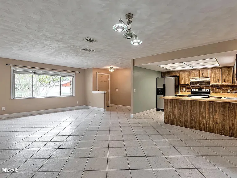 3 bed, 1324 sqft, $2,200 — Photo 4
