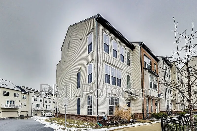 4 bed, 3.5 bath, 2235 sqft, $3,995 — Photo 2