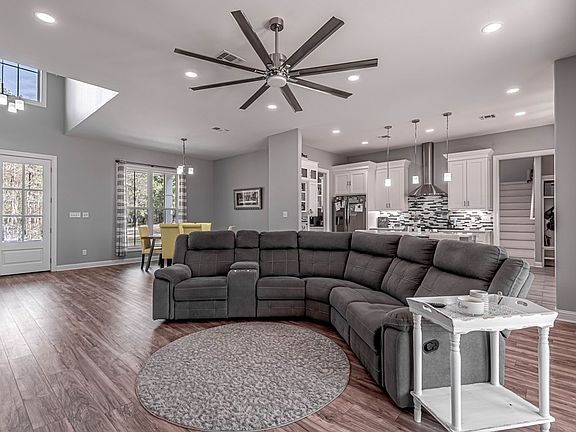 5th image of 160 Hidden Valley Dr