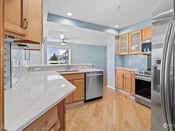 4th image of 3016 N CARR Street #B401
