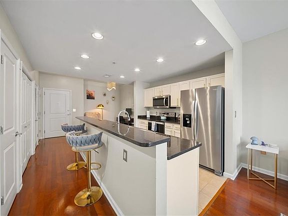 5th image of 3040 Peachtree Rd NW Unit 702